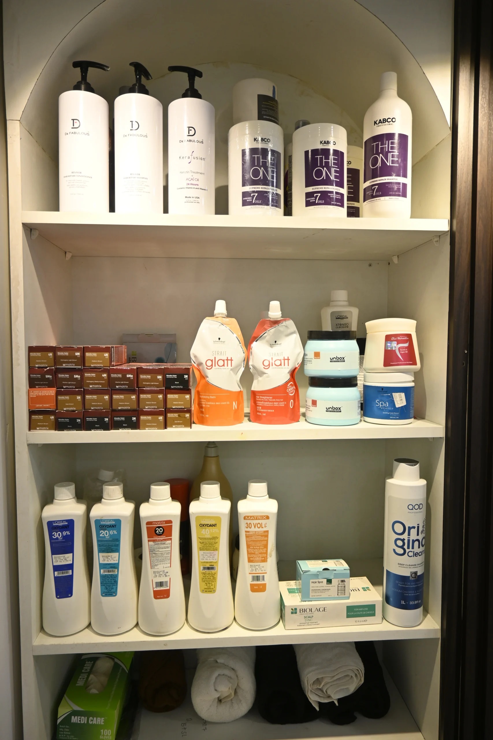Salon ambiance with natural lighting